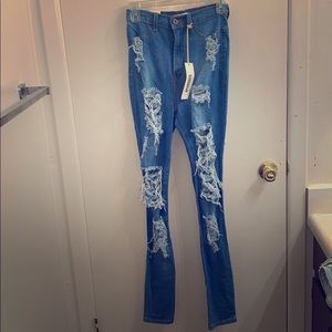 Super distressed skinny jeans